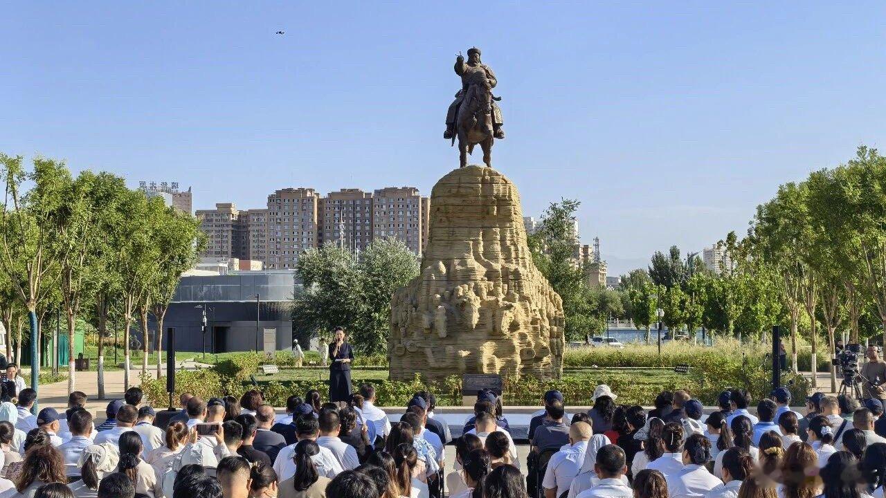 左公精神有了具象模样【左公的寸土不让被雕塑永久定格】8月22日上午，新疆哈密市在