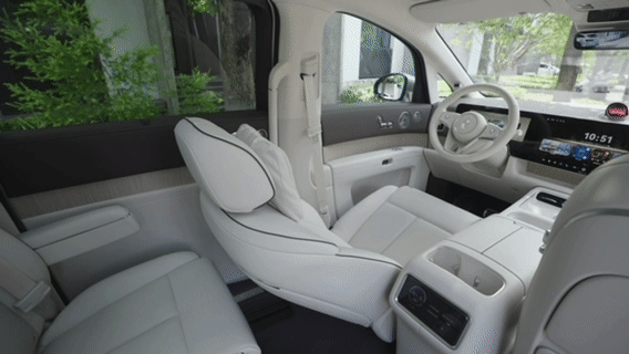 享界V8静态评测首发享界V8主打家用MPV，空间宽敞舒适，兼顾全家出行实用性。内