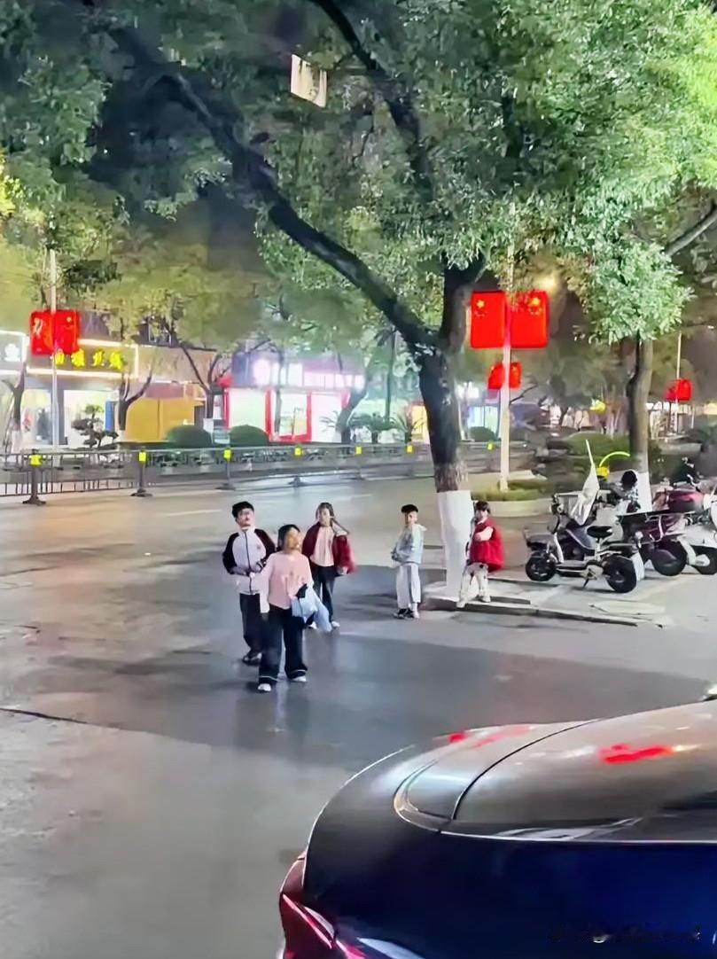 如今的小孩着实机灵，真正做到了童叟无欺！这“童”言一出口，“叟”也欣然接受。
有