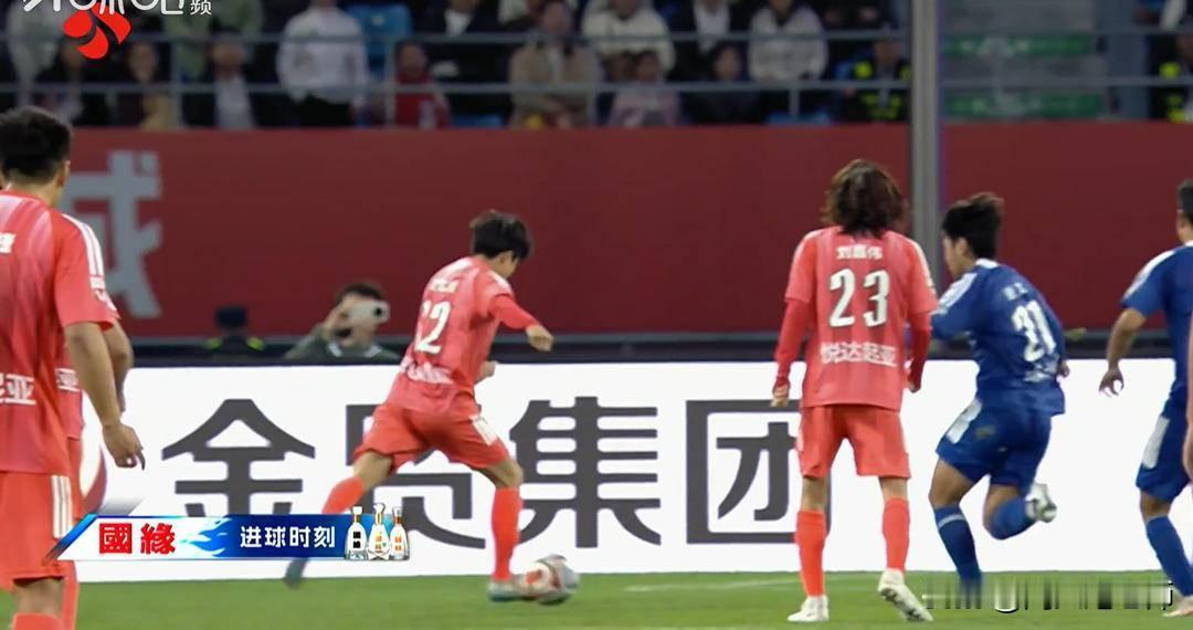 ⚽️ 盐城队VS宿迁队
 4月25日 ，苏超两支队在盐城奥体中心进行了一场激烈的