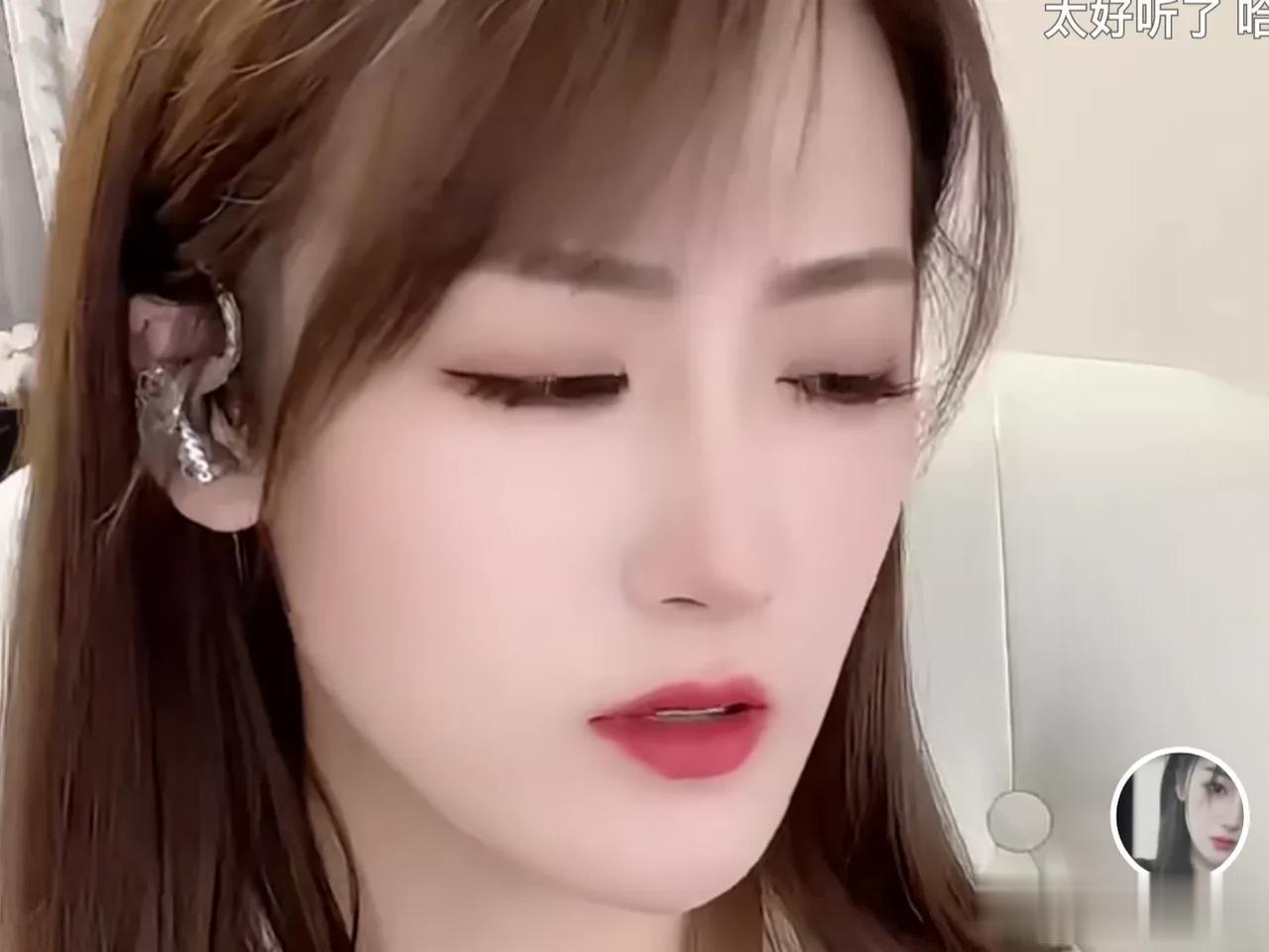 都知道女主播很吃香，经常刷视频的网友们会看到一大堆的美女自拍或者摆造型，穿着暴露