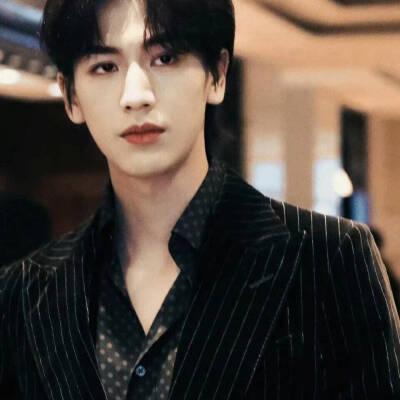 张凌赫的戏路，真的一成不变吗？

提起张凌赫，很多人会想到他那张棱角分明的脸，或