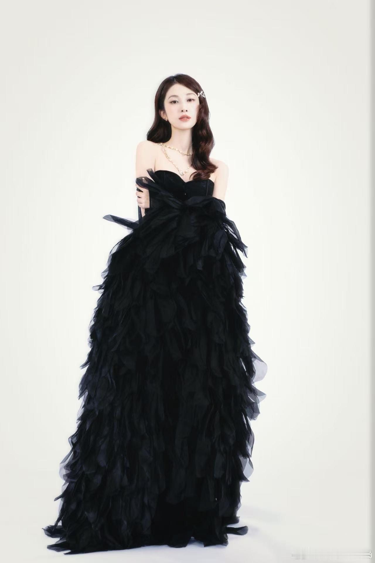 张小婉唱跳好稳张小婉实力跟拉票整活一样夯看得出来平时功底练得扎实，舞台表现从容自