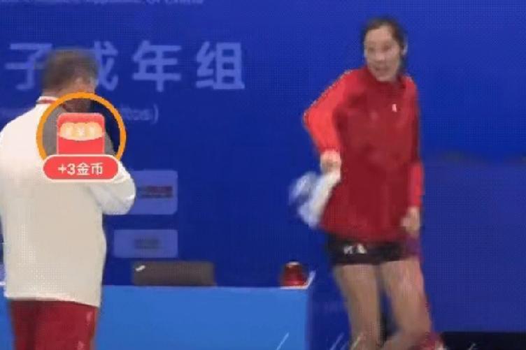 比赛结束，朱婷用毛巾轻拍匡奇后背，他俩的互动太逗了。
    河南女排3：0北京