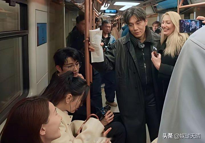 秦昊一行人在莫斯科坐地铁时，一位金发碧眼的外国美女想和秦昊合影，秦昊没有拒绝，但