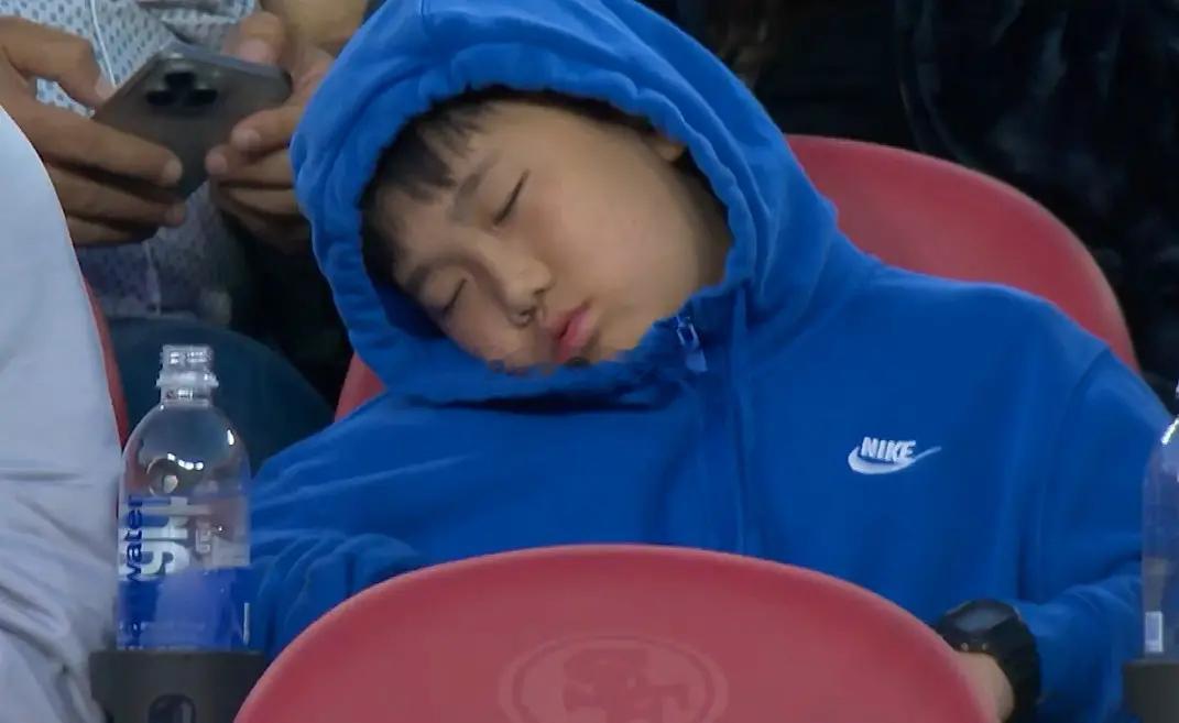 在世界杯看台睡觉的小球迷，年轻人睡眠就是好啊我终于也可以休息了！！！世界杯 成都