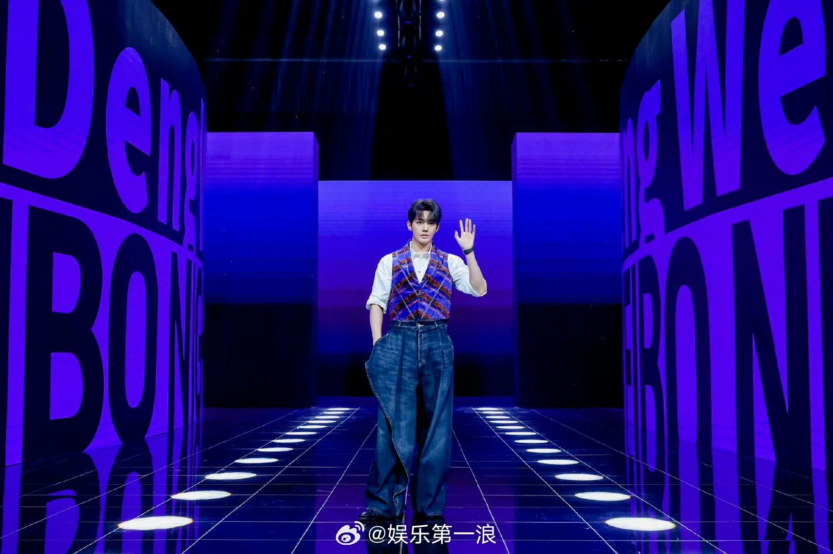 喵娲娲帮粉丝追星邓为 全网羡慕的追星时刻来了！在的见证下，粉丝不仅和邓为成功合影