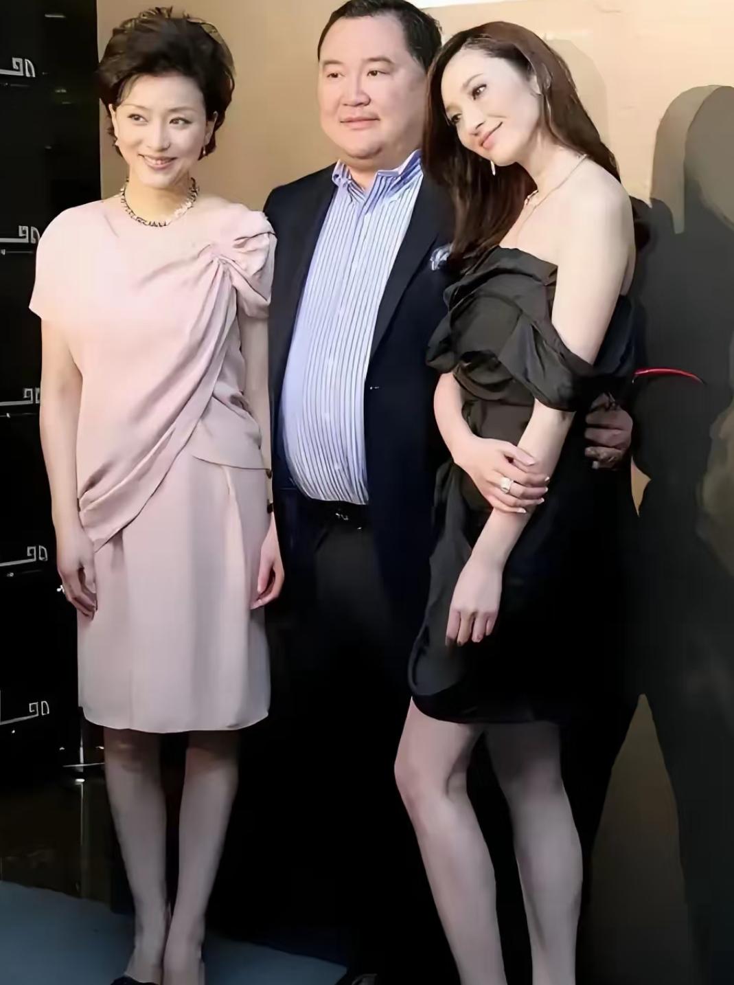 吴佩慈在富豪面前永远都是一副
小猫姿态娇小玲珑曲线，
给人在撒娇的感觉
中间这位