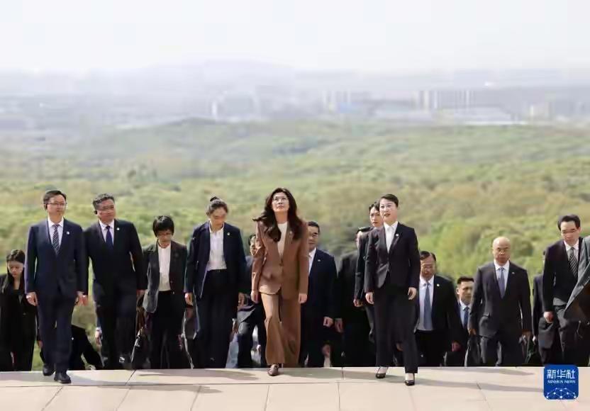 春风和煦的北京，迎来了自海岛归来的丽文。这趟经上海、过南京的旅程，不见生疏，倒像