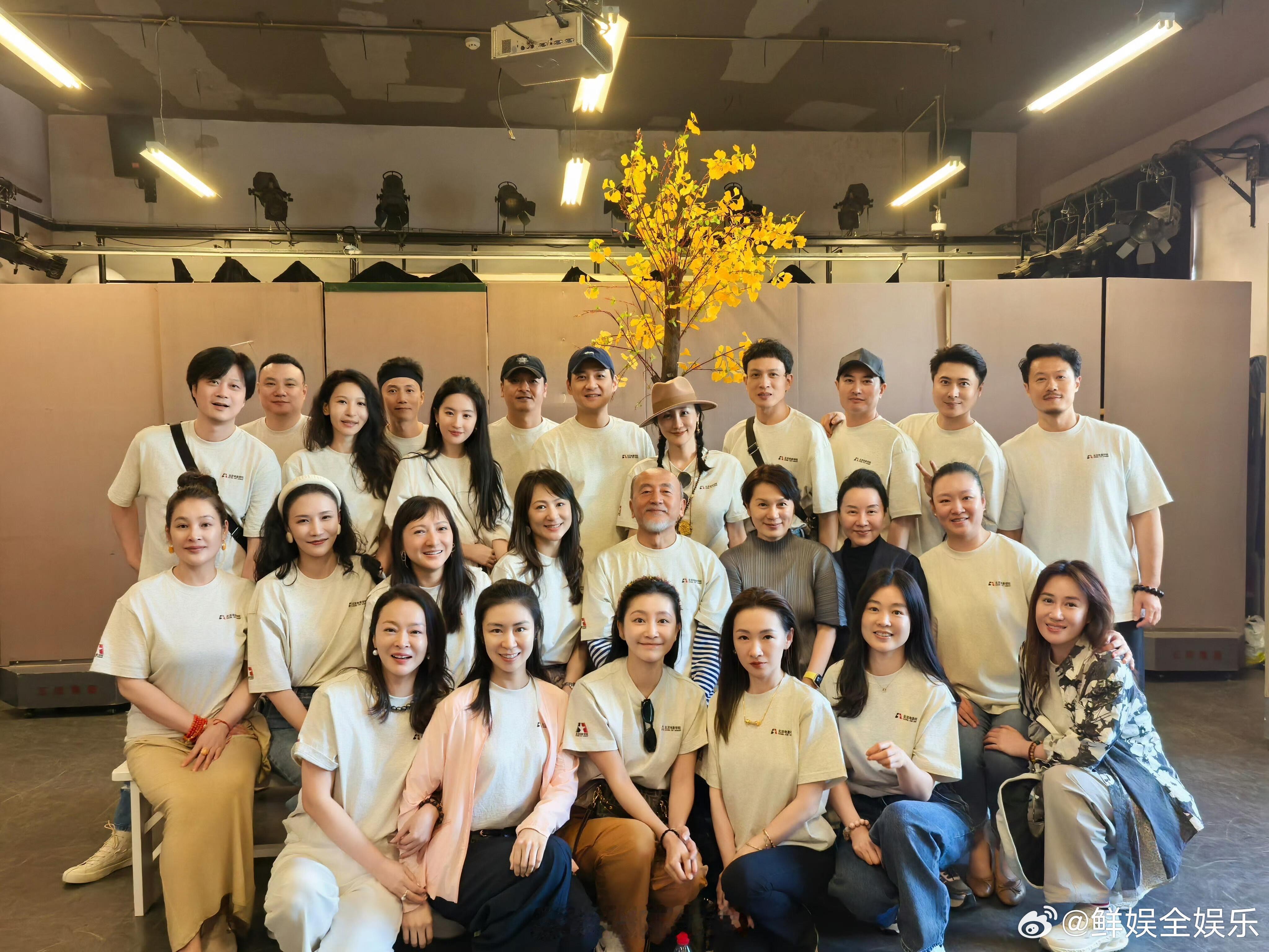 刘亦菲北电同学聚会大合照刘亦菲北电同学聚会大合照来了，简简单单的白衬衫加牛仔裤也
