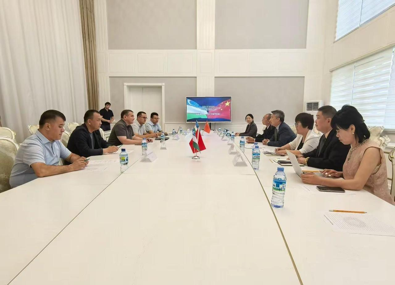 受邀参与锡尔河州政府高层闭门会晤。乌兹别克斯坦国家旅游委员会国际合作司副司长费鲁