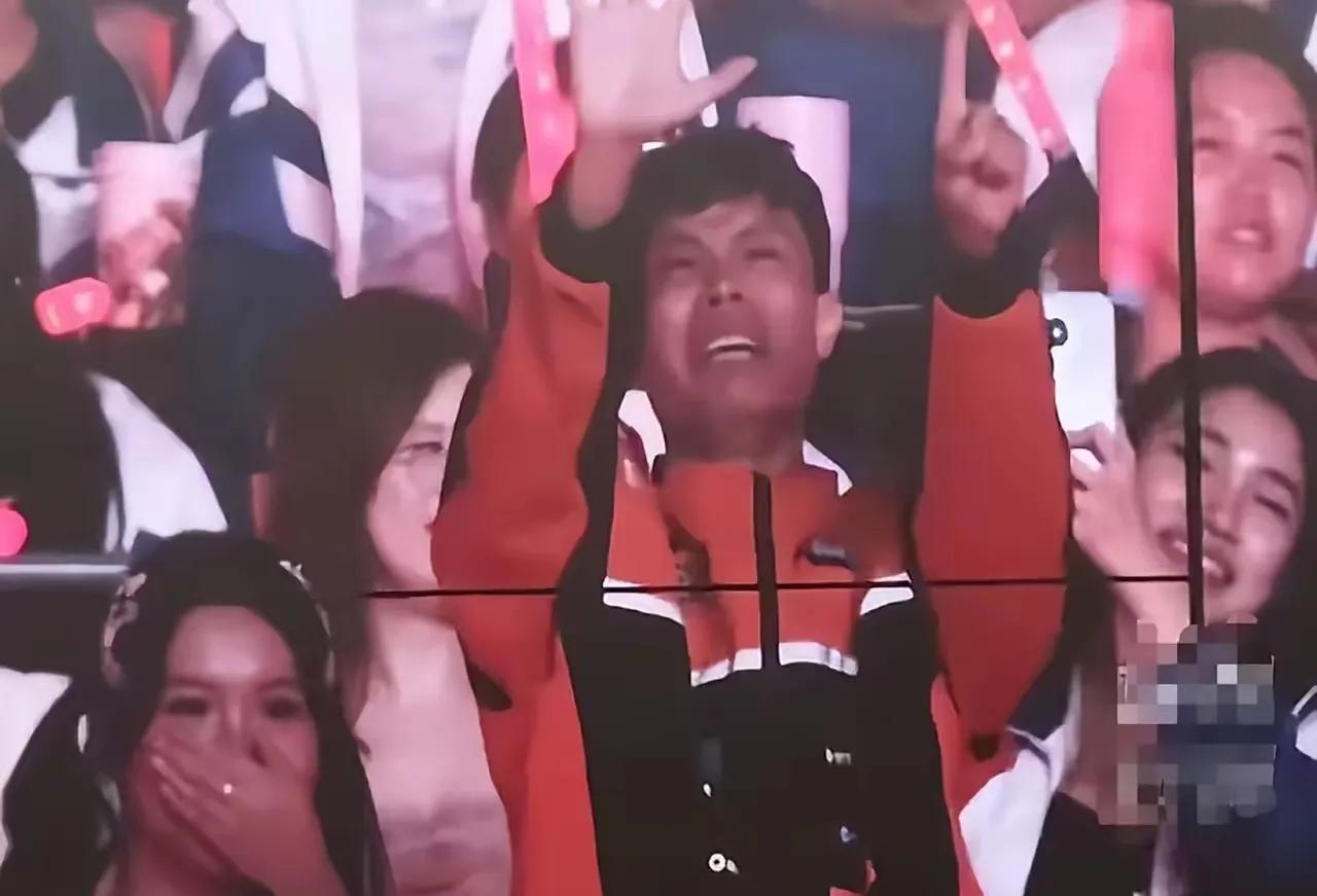 徐良上海演唱会搞抽奖活动，一名外卖小哥抽中咖啡机，徐良鉴于对方的身份，临时决定加