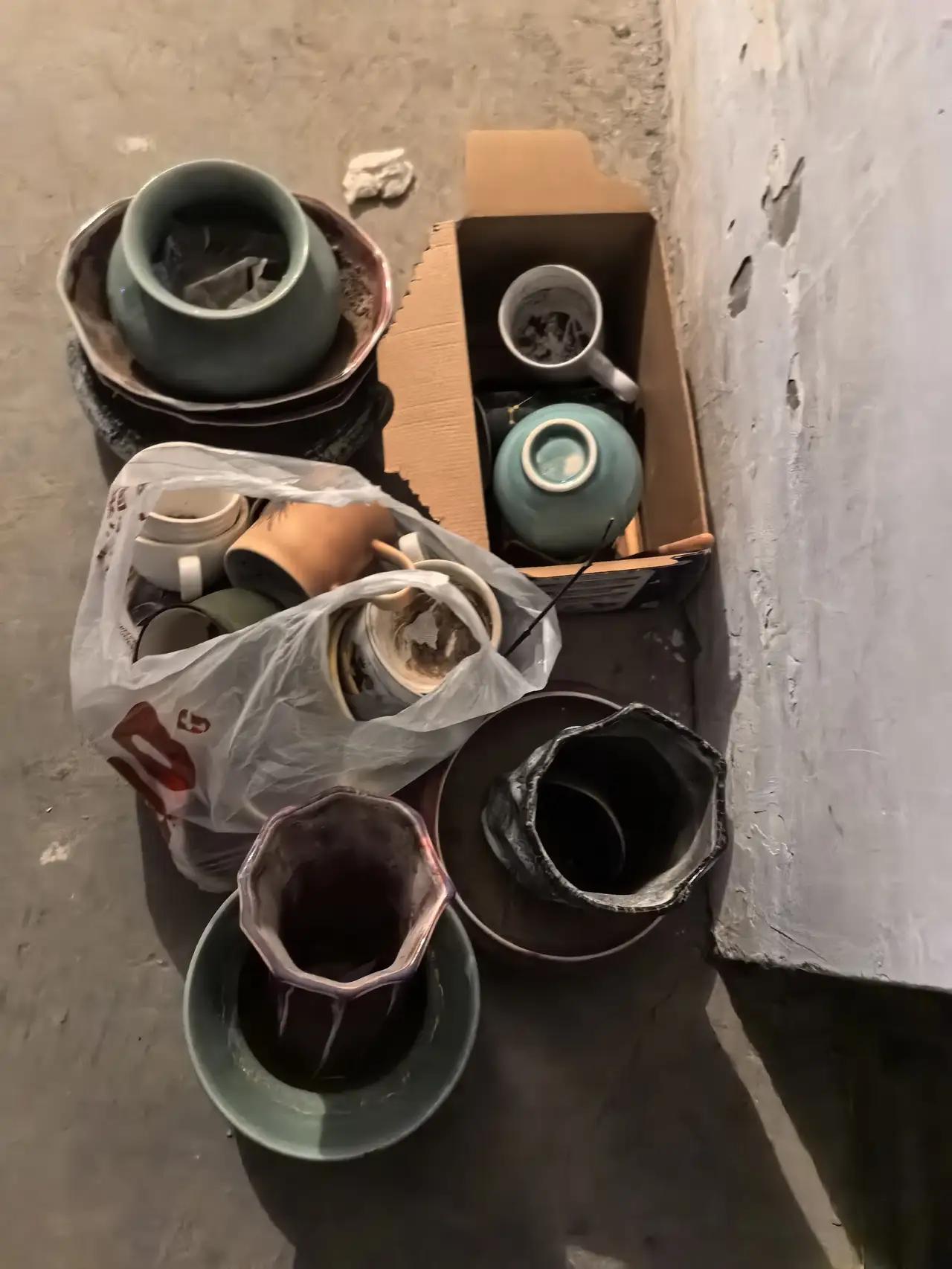 我们小区里有个收废品的，收废品的又在我们这号楼，刚搬来那会儿可烦她们，虽然不在一