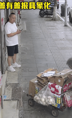 人算不如天算，天算不如人善，善莫大焉！

男子站在屋檐下看手机，突然发现一老太太