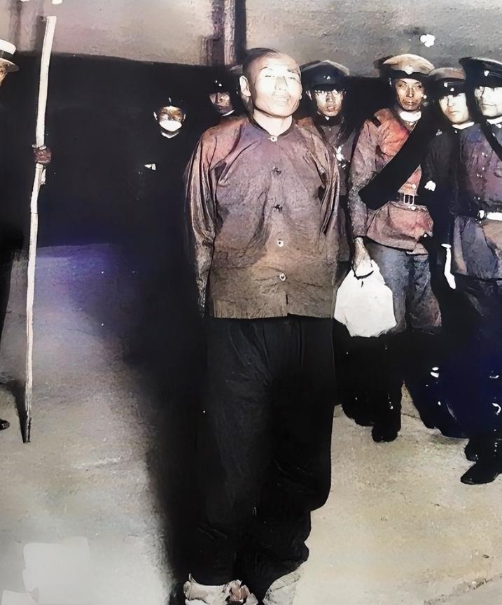 1934年，即将被日伪军处决的，东北民众自卫军司令邓铁梅。此时，他被反绑了双手，