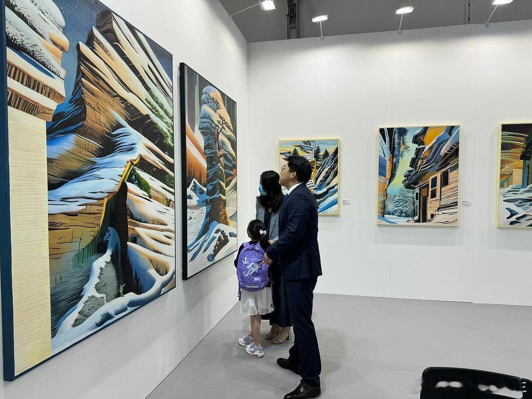 #霍启刚郭晶晶带二女儿看展# 霍启刚郭晶晶带二女儿看展，6岁霍中妍长高不少，背着