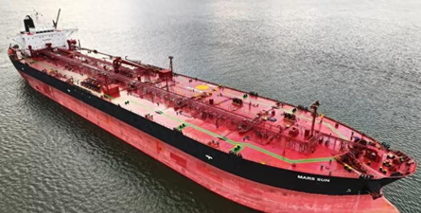 这事儿起头挺邪乎：几艘原本拉满俄油要奔赴中国日照港的油轮，行至南海却突然“鬼打墙