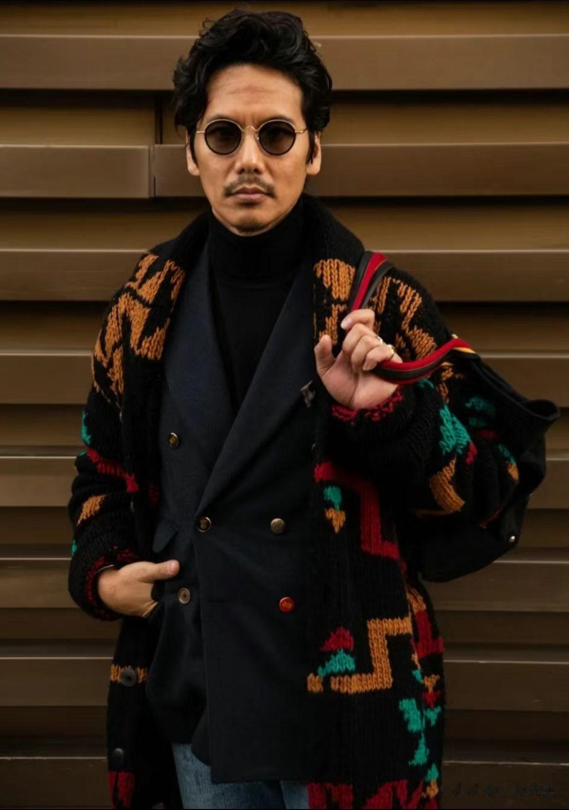 真正有格调的中年男人：西装要混搭，大衣要叠穿，老了也不油腻
西口修平的西装和大衣