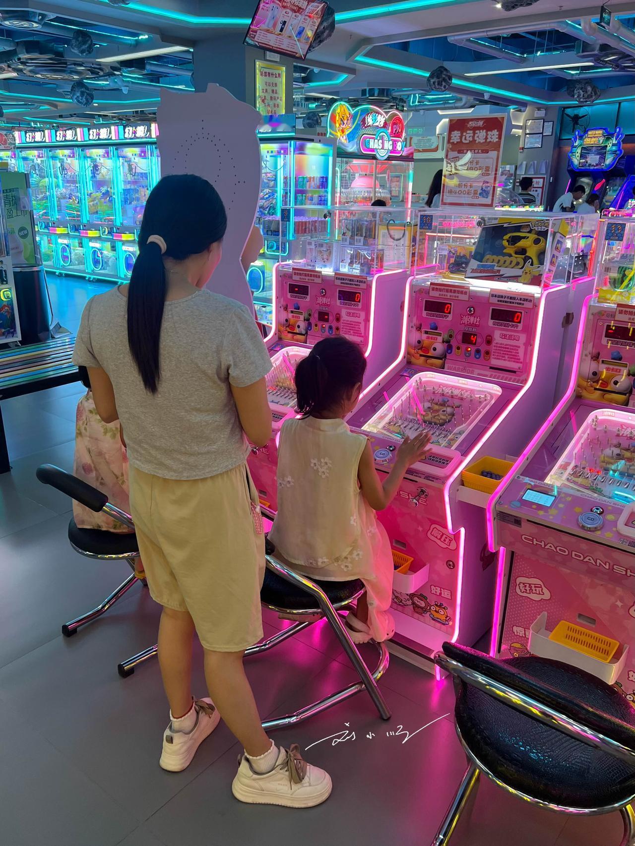 现在电玩城里特别流行的弹珠机，是不是就是传说中的日本那种“柏青哥”？这真的适合给