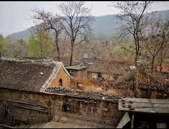 房已旧，院荒凉，
风吹叶落草满墙，
不见老少孩童影，
…………？

上联：荒宅无