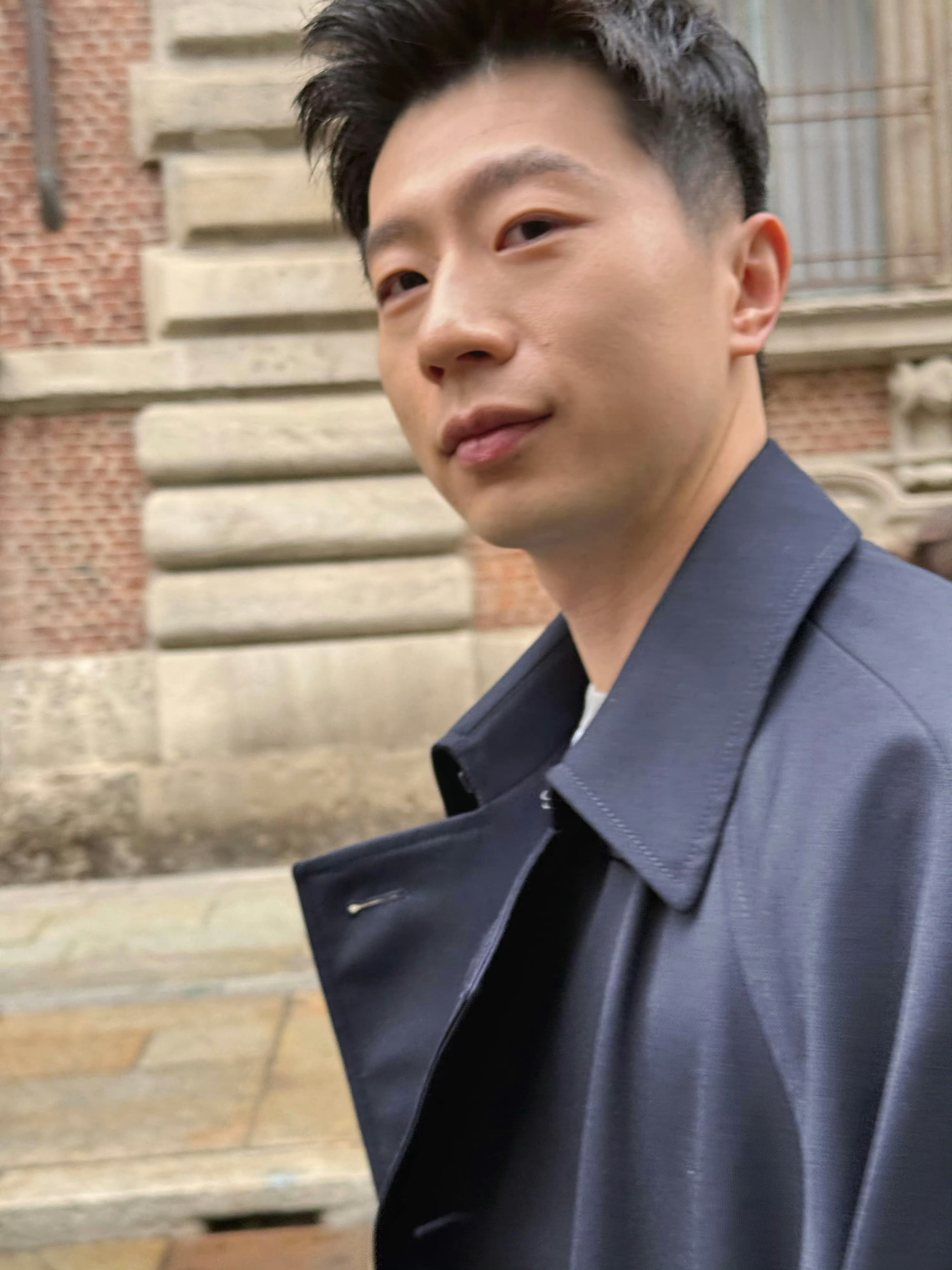 马龙live图自拍 不管你是谁请不要从马龙工作室身上下来！！！ 