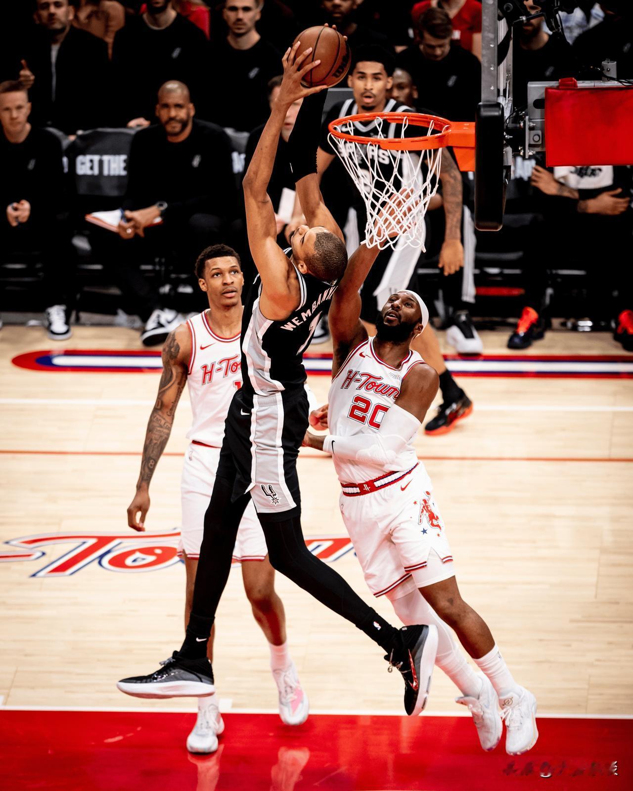 太逆天了，文班亚马拿着球就想隔扣杜兰特。没成功转头就秀起了空中转体滑翔背扣，直接