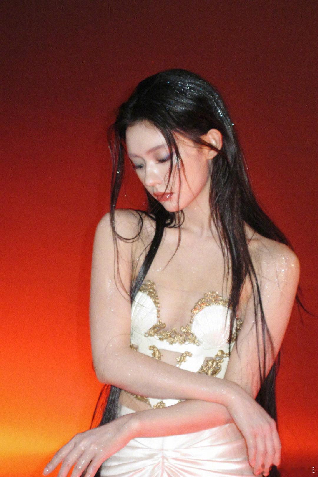 林允美人鱼大片梦回出道期林允30岁正好出道10年 复刻经典造型，纪念十年时光。岁