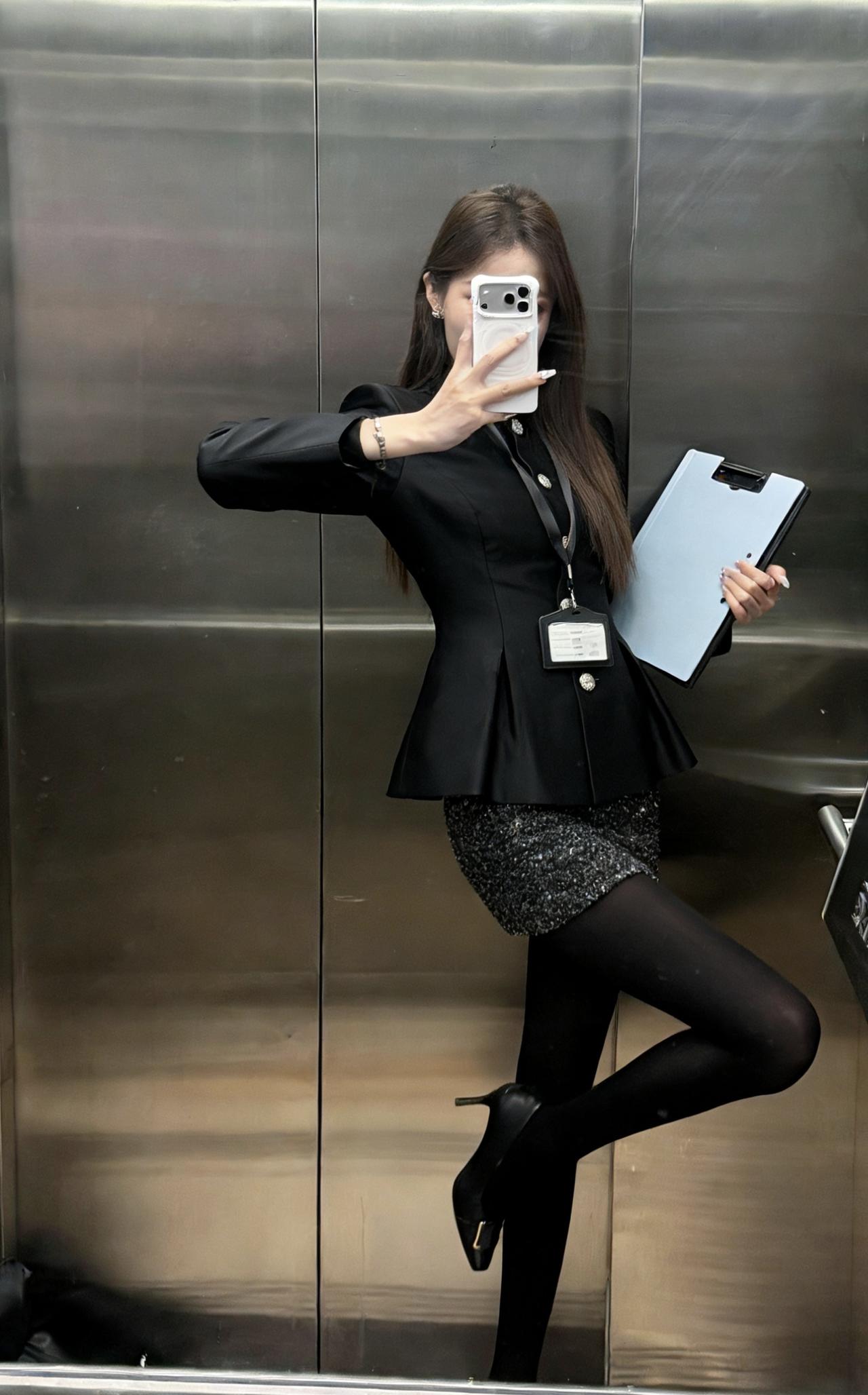 这套穿搭属于轻熟甜酷风

一、穿搭核心解析

• 上衣：黑色收腰西装外套。采用利