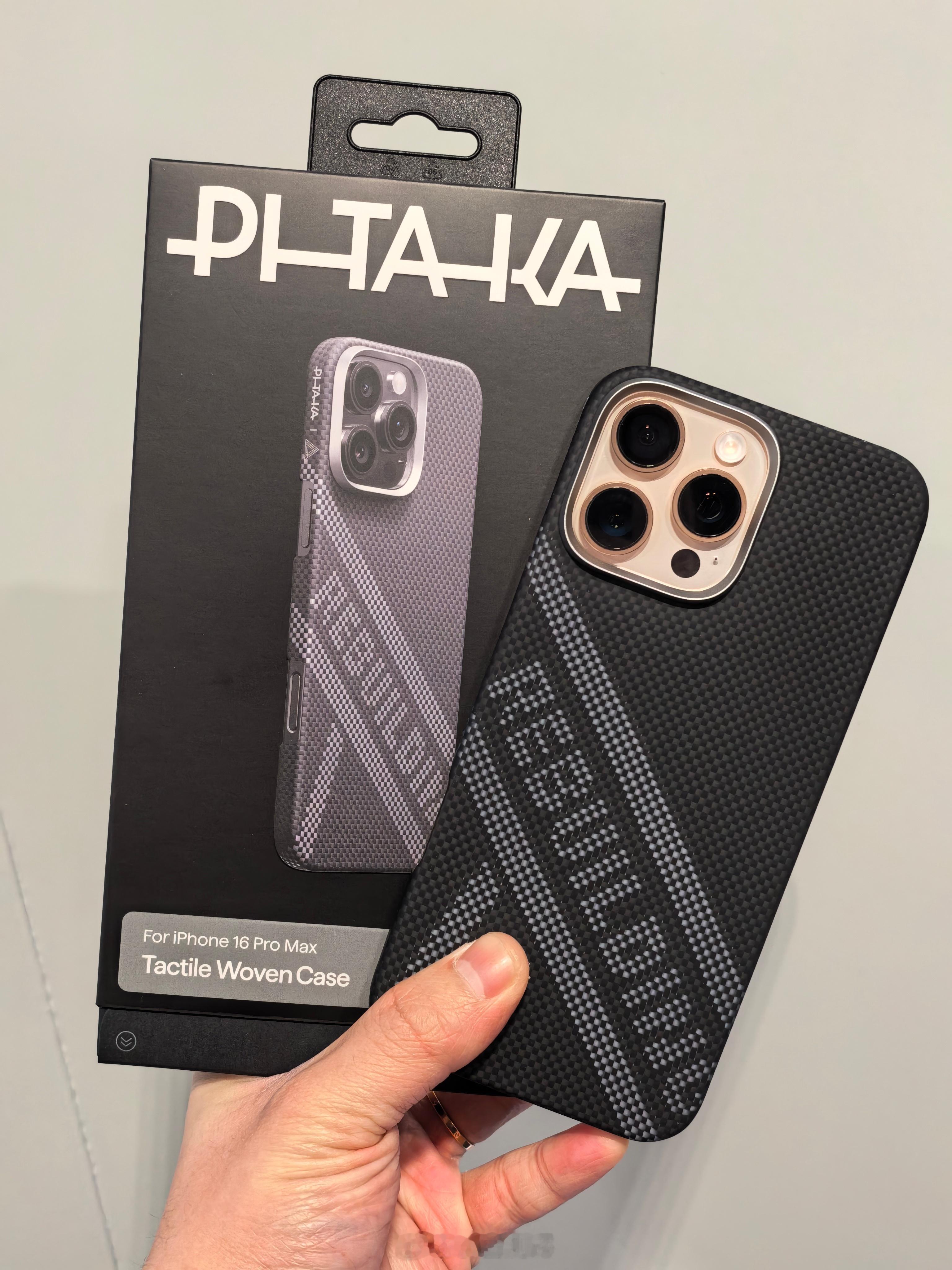 收到了 PITAKA 和重塑雕像的权利联名款，把乐队 logo 的一部分做在手机