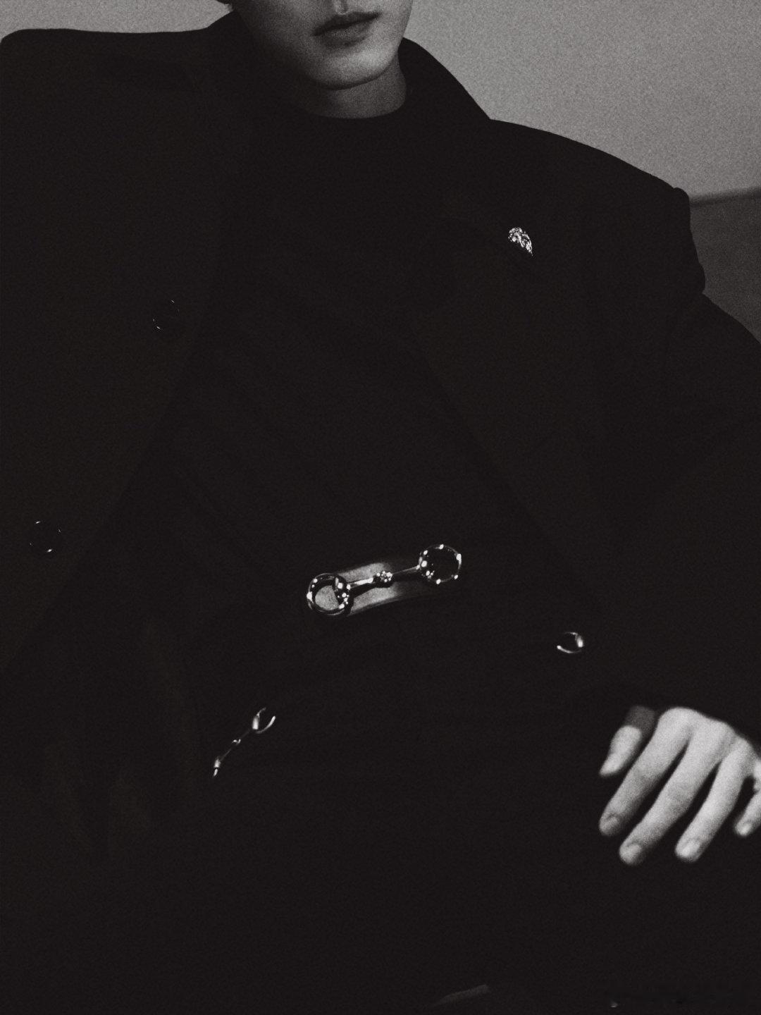 肖战即将出席Gucci大秀 官博这线索给得也太明显了吧！这个优越的肩颈线条和黑色