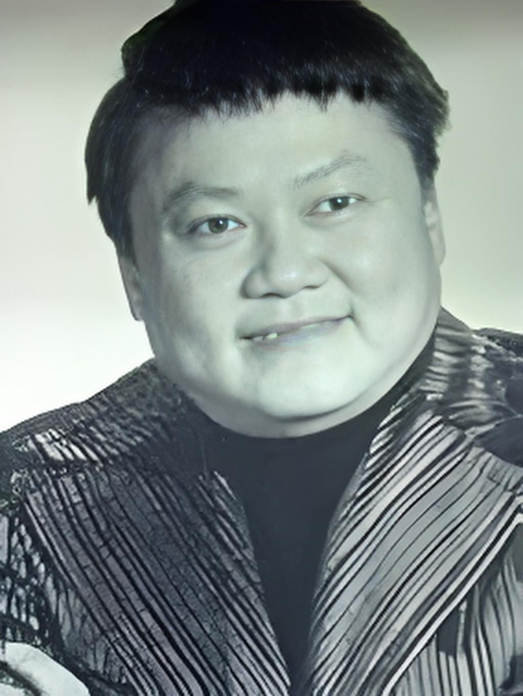 野峰（1932‑1995），原名萧添财，马来西亚出生、新加坡著名谐星 。体型富态