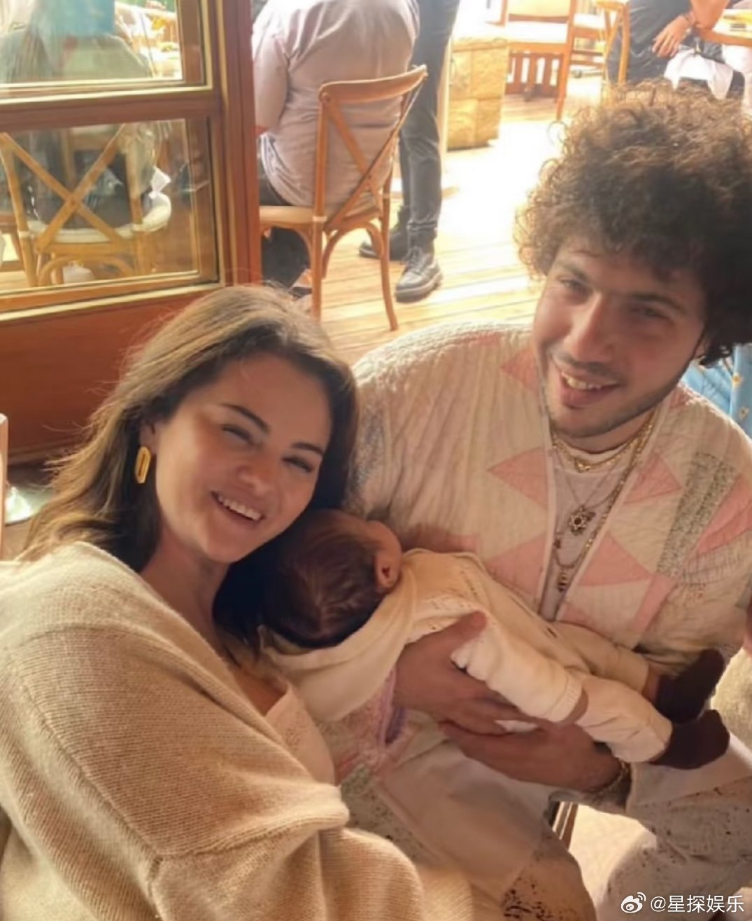 赛琳娜力挺老公赛琳娜这次护夫，评论区吵翻了。一边觉得本尼邋遢得没法忍，一边觉得她