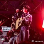 于适沈阳泡泡岛音乐节于适贴心安慰粉丝别在意没太阳，这般温柔举动暖人心扉，让雨中的
