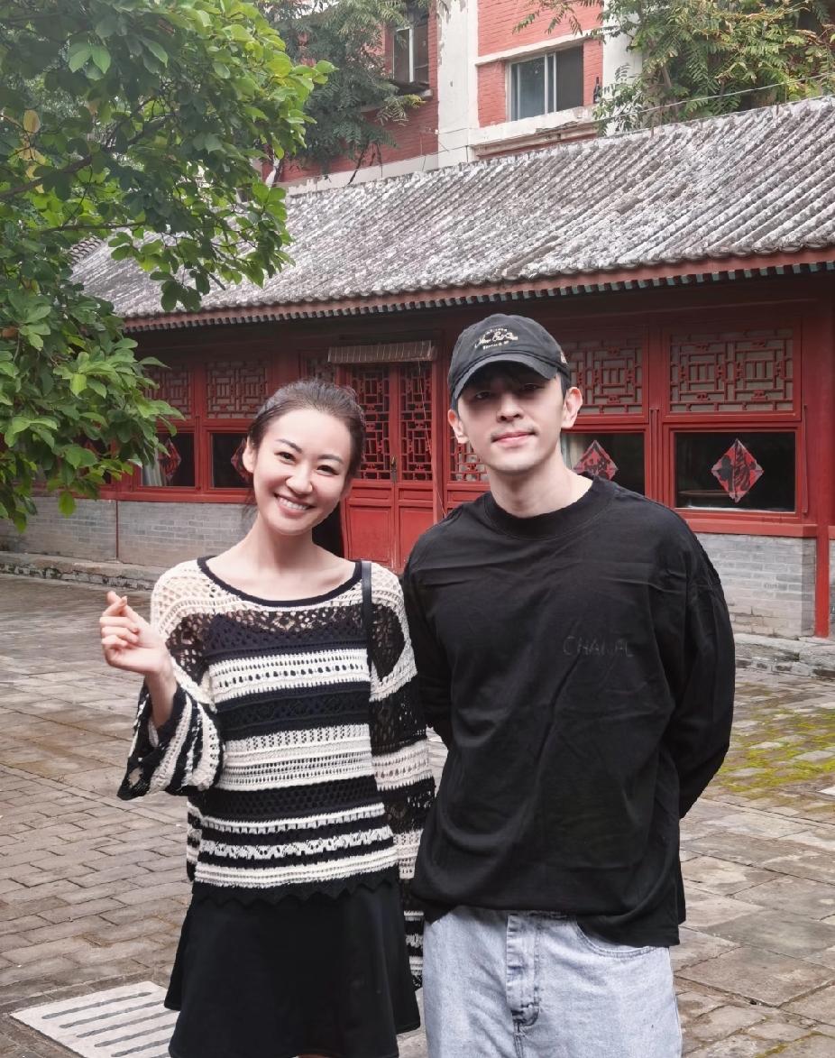 刷到这组偶遇邓伦的照片，黑T配牛仔裤，简约穿搭也挡不住的帅气！在老北京四合院的背
