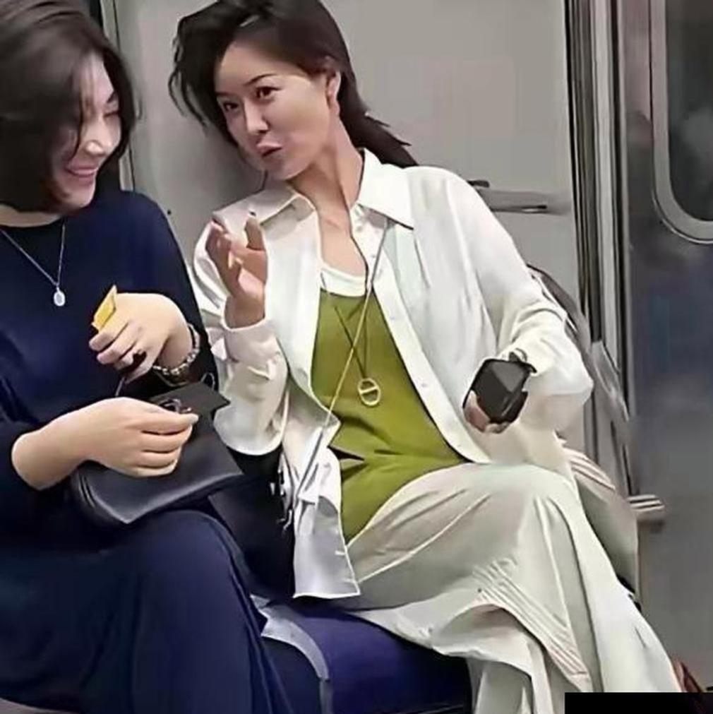 真正的好看，从来不止是脸蛋！
 
地铁偶遇两位阿姨，看着特别清爽干净，穿搭大方，