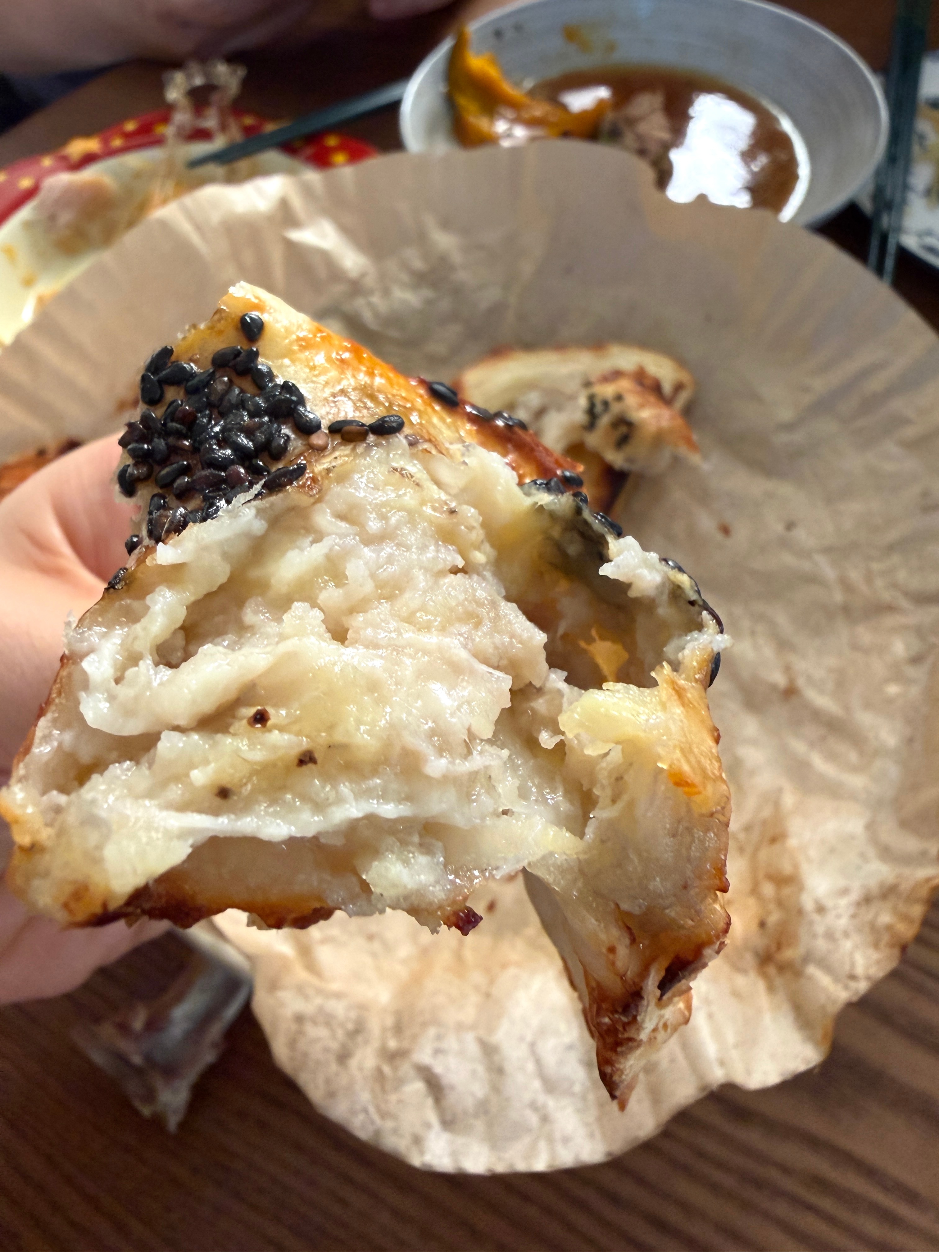 今晚的饭太隆重了。奇亚籽燕麦口袋饼，里面自己夹配菜，南瓜排骨蒸，香蕉芝士派，孩子