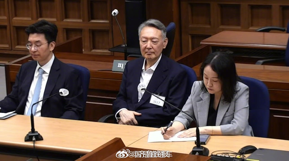 【#尹锡悦一审被判有罪#】当地时间27日14时，韩国前总统尹锡悦涉嫌在总统选举期
