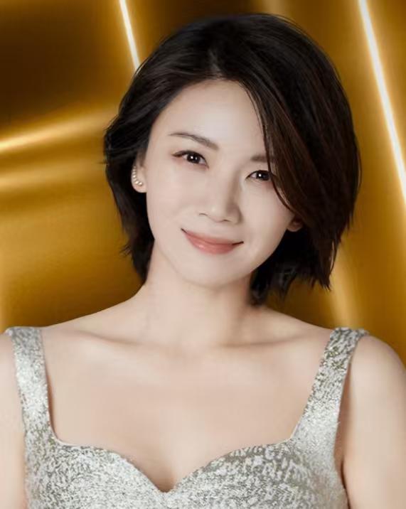 很多人刷到曹曦文，第一反应都是：这不是翻版刘涛吗？

但没人知道，这个被“撞脸”