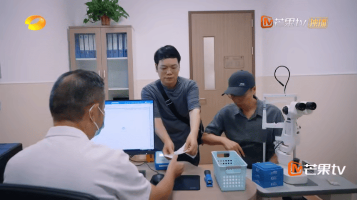 原来还有眼癌这一说黄爸遭受眼癌折磨30年，双眼渐次失明。对女儿严厉不是心狠，是怕