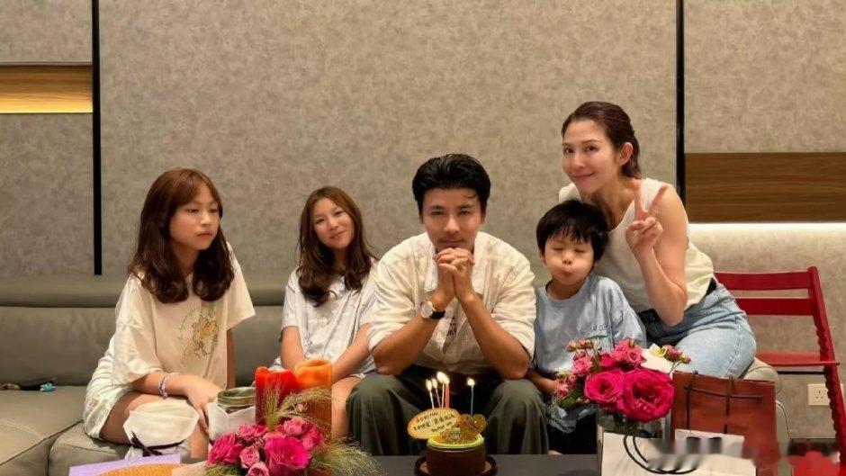 张晋晒全家福庆51岁生日，女儿像妈妈了 ​​​