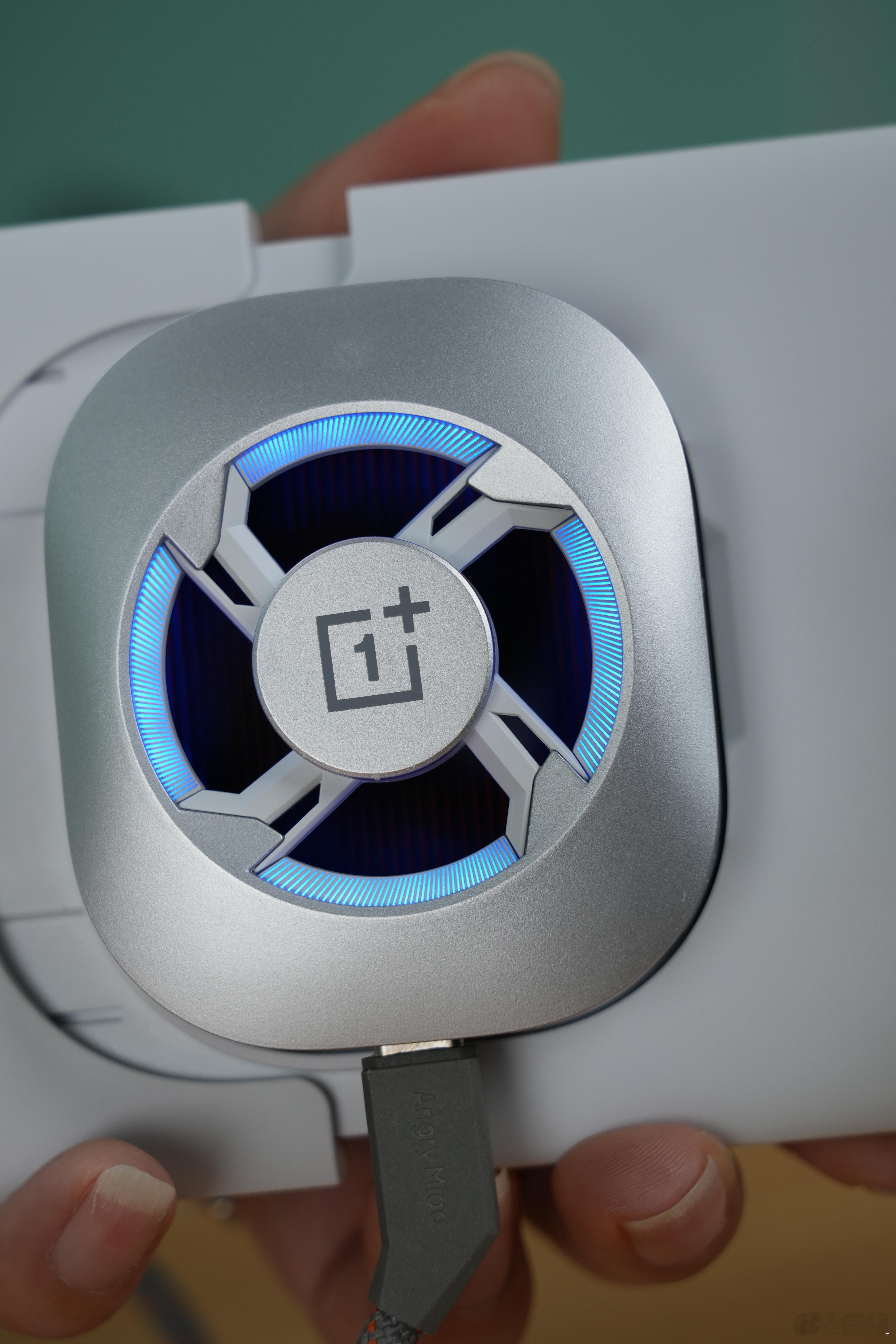 现在手机都卷成这样了吗，一加Ace6至尊版还有配套的手柄和散热器，秒变掌机，玩游