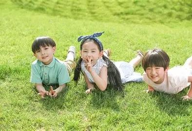 如果你的孩子一辈子不结婚，你能接受吗？

    晚上娃写作业，我端水果进去，顺