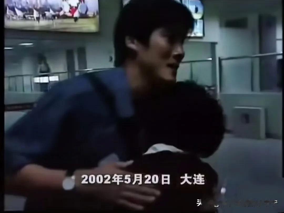 很多老球迷，看到这个画面，一定还历历在目！
    02年世界杯，我们首次入围，