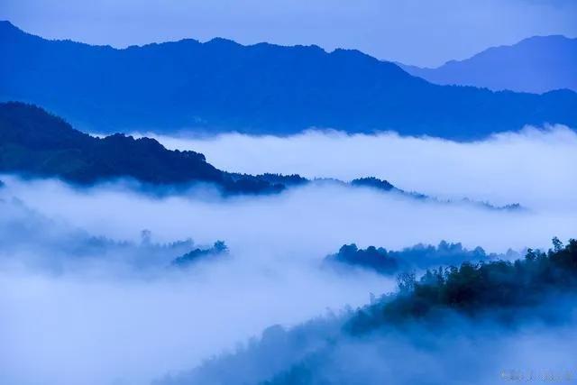 #下联：蓝天绿地地连天，诚邀上联？#
上联：碧海青山山顶云