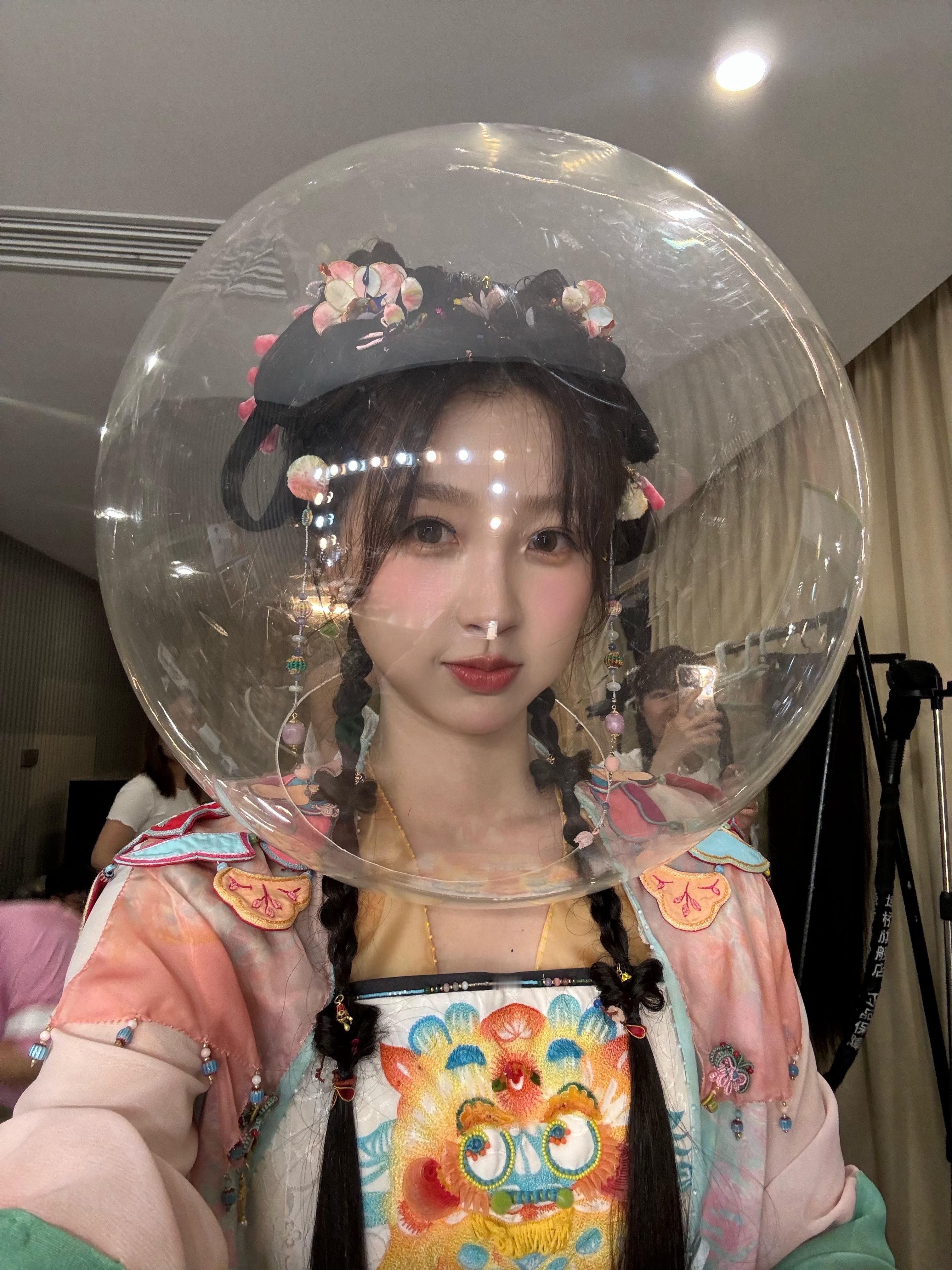 虞书欣发的这两张凌妙妙好萌#永夜星河# ​​​