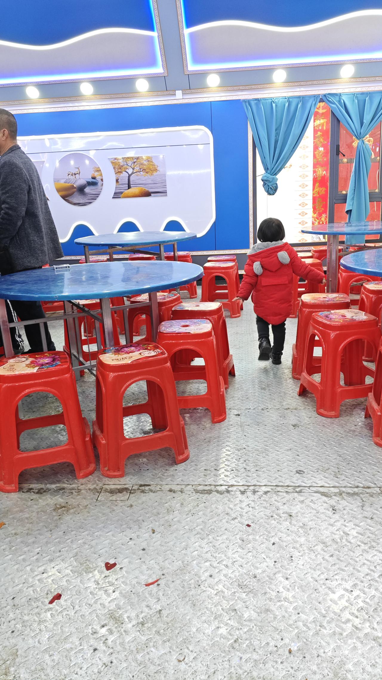 天南地北大拜年万万没想到村里吃酒席都升级了，记得以前都是搭个帐篷，现在直接都改成