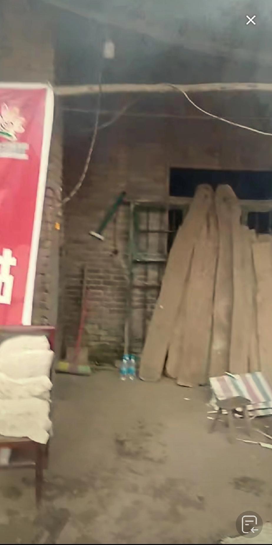 胡龙家中有一个哥哥和两个妹妹。尽管家徒四壁，但只要父母在，便有温暖萦绕。他初中二