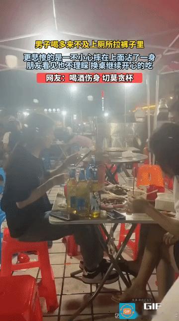男子与朋友在大排档喝酒，几杯酒下肚不一会人就醉了，这个时候憋不住想上厕所，结果没