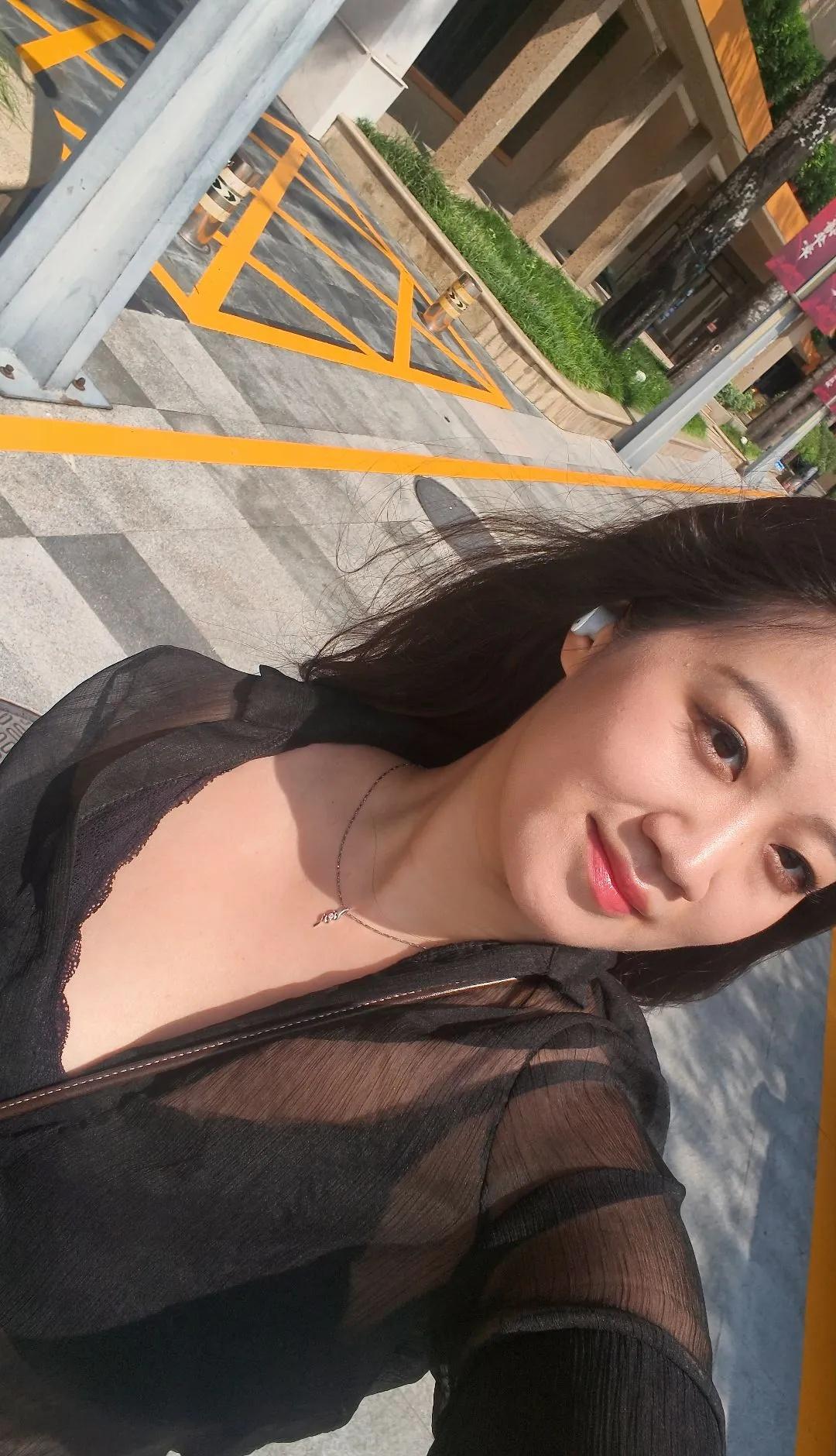糟糕X﹏X手机来不及充电了怎么办？
朋友带了充电宝充电 超级快充 一万种充电方式