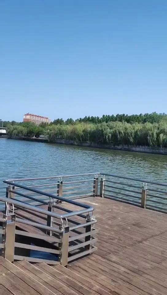 不说糊涂话，不跟不靠谱的人做正经事，不跟无情的人谈交情。
选择正确的人交往，才能